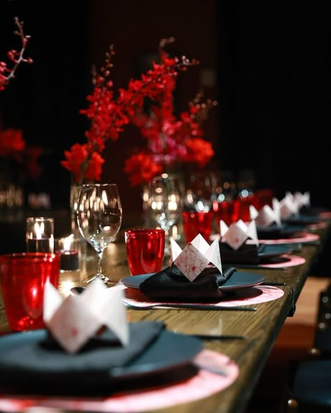 CORPORATE DINNER PARTY 🪭 Immerse yourself in a sophisticated and charming evening! Experience our unique take on an Asian-inspired corporate dinner. The table was beautifully styled with Asian-themed printed umbrella placemats, fortune menus, elegant black velvet napkins, stylish black cutlery and crockery, flickering black candles adding a touch of drama, and an array of colorful blooms in glass vases of varying heights. Event design & concept: @lnr_events_ Thank you 🙏 to this group of... Sushi Dinner Party Decor, Chinese New Year Dinner Table, Chinese New Year Dinner Party, Red And Black Table Setting, Asian Dining Table, Asian Themed Dinner Party, Red And Black Birthday Party, Company Anniversary Party, Japanese Theme Party