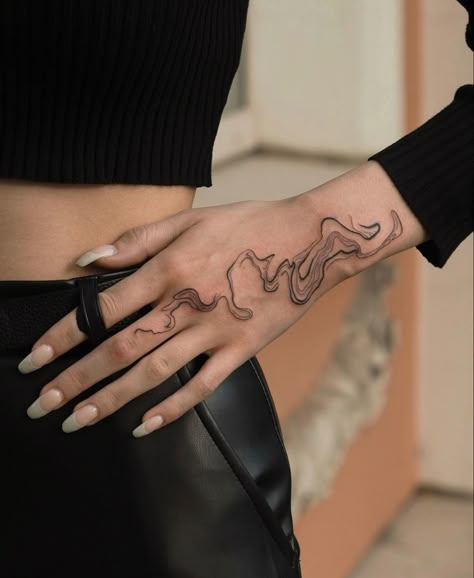 Blitz Tattoo, Pretty Hand Tattoos, Śliczne Tatuaże, Classy Tattoos, Cute Tattoos For Women, Discreet Tattoos, Dainty Tattoos, Subtle Tattoos, Aesthetic Tattoo