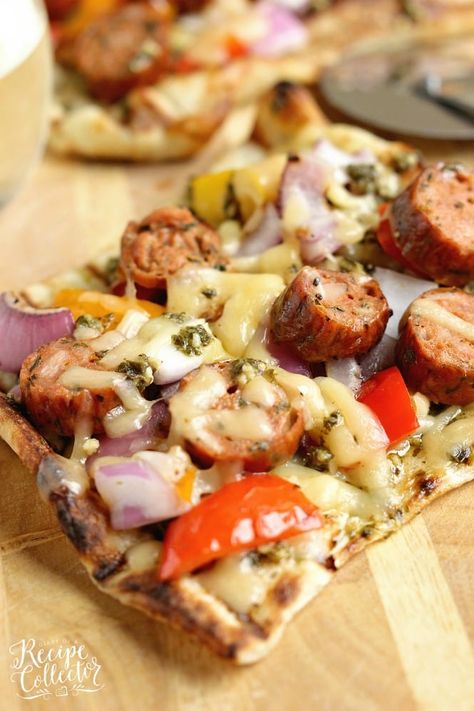 Grilled Sausage Recipes, Sausage Pizza Recipe, Sausage Flatbread, Sausage Peppers Onions, Pepper Pizza, Pizza Grill, Sausage Peppers And Onions, Grilling Recipes Sides, Pizza Grilled Cheese