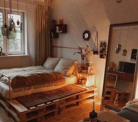 Modern Bedroom Interior Design Ideas, Diy Pallet Bed, Bedroom Decor For Couples, Modern Bedroom Interior, Dekorasi Kamar Tidur, Pallet Furniture Bedroom, Cozy Room, Room Inspiration Bedroom, Room Ideas Bedroom