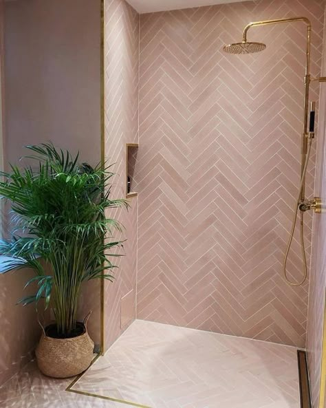 Drømme Bad, Gold Bathroom Decor, Decor Business, Gold Fixtures, Pink Tiles, 아파트 인테리어, Gold Bathroom, Decor Studio, Bathroom Inspiration Decor