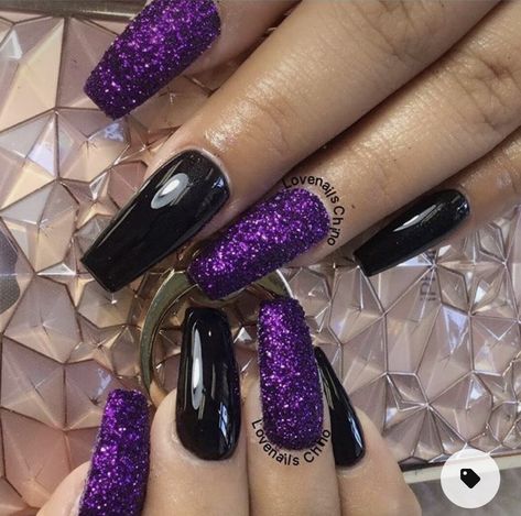 Witchy Dip Powder Nails, Black Nails With Purple Glitter, Black And Purple Nails Halloween, Nails Medium Length White, Black And Purple Glitter Nails, Purple And Black Nails Acrylic, Purple Nails Sparkle, Holloween Nails 2022, Black And Purple Nail Designs