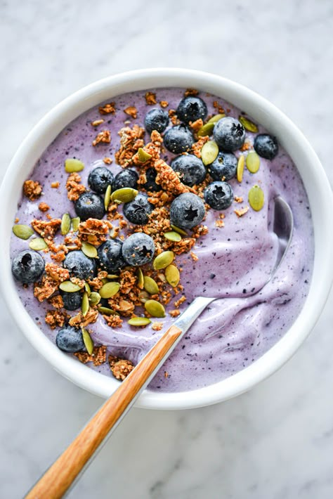 Blueberries Sauce, Blueberry Banana Smoothie Bowl, Blueberry Bowl, Blueberry Mango, Blueberry Smoothie Bowl, Protein Smoothie Bowl, Pudding Chia, Blender Smoothie, Blueberry Banana Smoothie