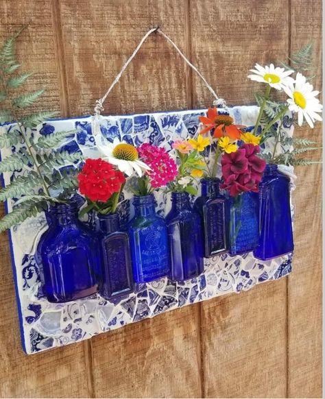 Recycled Glass Mosaic, Broken Tiles Ideas, Mosaic Projects Ideas, Narrow Courtyard, Broken Tile Mosaic, Diy Mosaics, Mosaic Window, Mosaic Bottles, Glassware Crafts