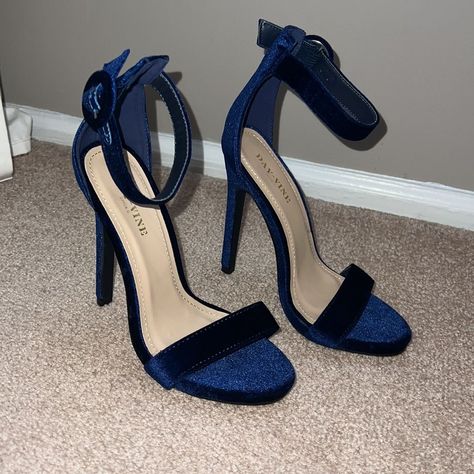 High Heels For Blue Dress, Royal Blue Quince Heels, Navy Blue Heels Prom, Dark Blue Heels Aesthetic, Blue Heels For Prom, Midnight Blue Heels, Blue Prom Heels, Blue Heels Aesthetic, Midnight Blue Quince