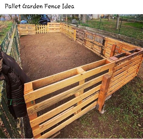 Palette Fence, Fence Made Out Of Pallets, Pallet Garden Fence, Huerta En Casa Ideas, Pallet Fences, Pallet Fence Diy, Wood Pallet Fence, Pallet Wood Projects, Pallet Furniture Plans