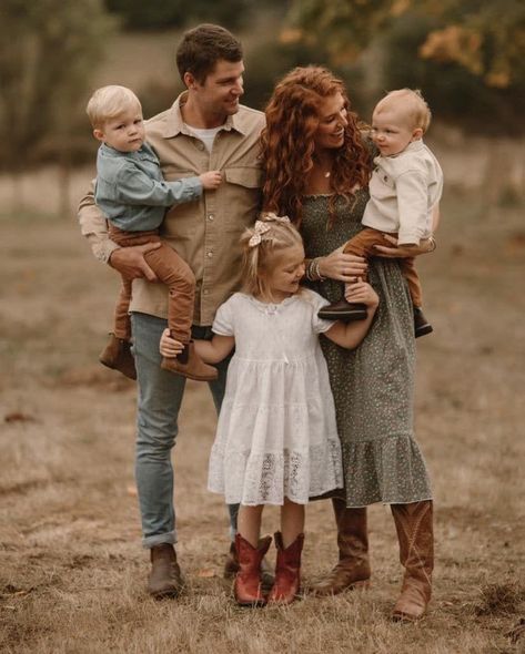 Boho Christmas Family Photos, Winter Family Photos Outfits, Country Family Photos, Fall Picture Outfits, Fall Family Outfits, Christmas Pic, Cute Family Pictures, Fam Pics, 2024 Photo