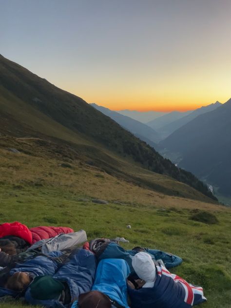 Friends On Adventures, Friends Adventure Aesthetic, Friends Hiking Aesthetic, Hiking Friends, Friends Hiking, Adventures With Friends, Hiking With Friends, Adventure Summer, Camper Van Life