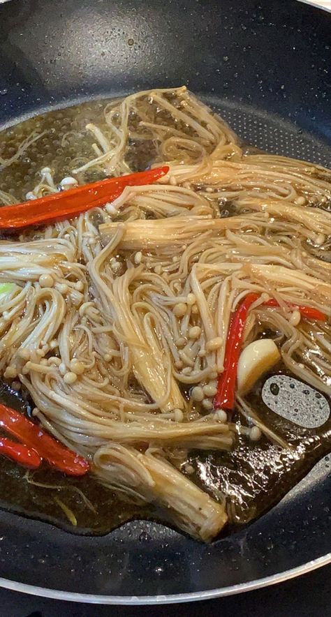 Enoki Recipe, Mushroom Ramen, Enoki Mushrooms, Student Aesthetic, Low Cal, Quick Cooking, Japchae, Cooking And Baking, Vegan Vegetarian