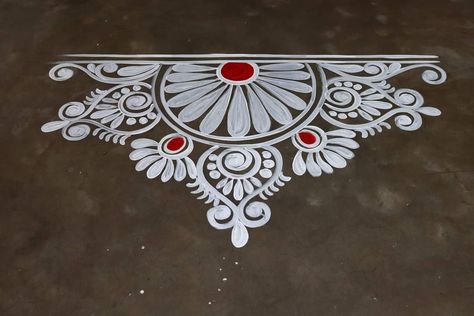 Jhoti Chita Design Lotus Easy, Lakshmi Puja Alpona Painting, Alpona Borders, Lotus Alpona Designs, Bengali Rangoli, Rangoli Designs Aesthetic, Half Rangoli Designs, Border Kolam Design, Laxmi Puja Alpona