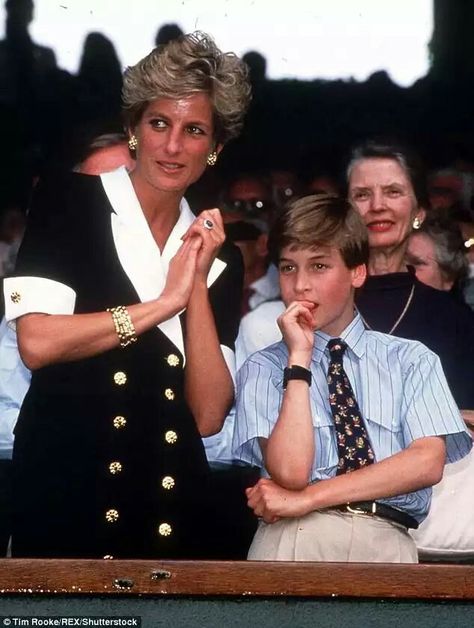 DIANA, PRINCESS OF WALES, WITH PRINCE WILLIAM AT THE WIMBLEDON TENNIS LADIES FINAL IN 1994. Diana And William, Diana Son, Diana Williams, Prins William, Prinz Charles, Prince And Princess Of Wales, Principe William, Princess Diana Family, Princess Diana Pictures