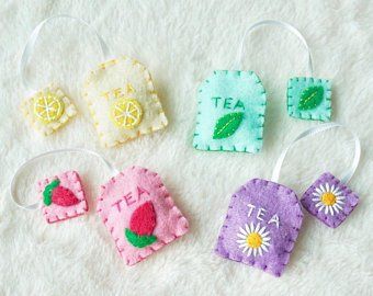 Felt Sewing Projects Free Pattern, Felt Keychain Diy, Felt Tea Bags, Rose Hip Tea, Toddler Tea Party, Felt Plushie, Baby Mobil, Play Kitchens, Felt Play Food