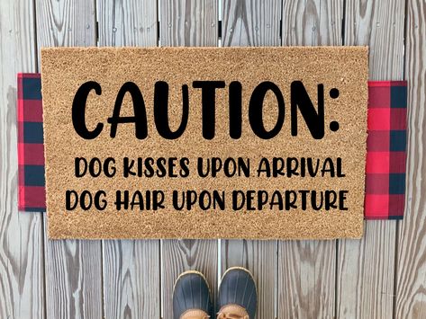 Dog Doormat Ideas, Dog Door Mats Funny, Funny Dog Doormats, Dog Welcome Mat, Door Matts, Dog Doormat, Funny Dog Signs, Diy Doormat, Spring Doormats