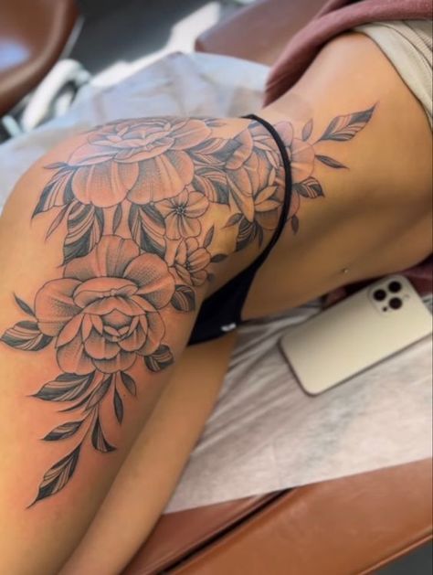 Thigh Piece Tattoos, Rosen Tattoo Frau, Side Tattoos Women, Side Thigh Tattoos, Cute Thigh Tattoos, Flower Thigh Tattoos, Hip Thigh Tattoos, Hip Tattoos Women, Tasteful Tattoos