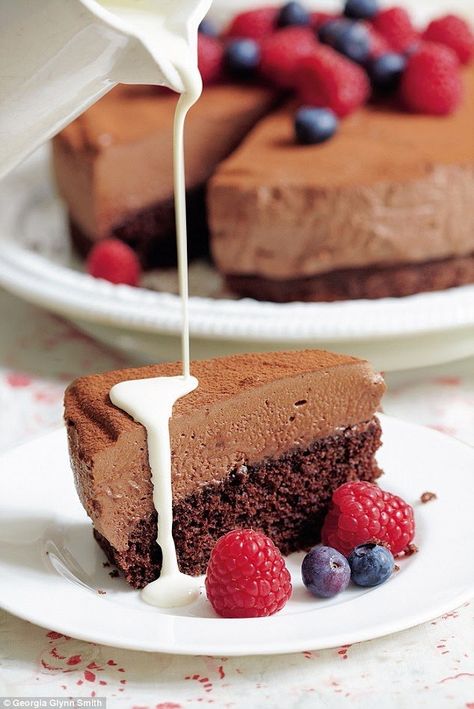 Mary Berry Desserts, Mary Berry Cakes, British Baking Show Recipes, British Bake Off Recipes, Celebration Chocolate, Bake Off Recipes, Mary Berry Recipe, Paul Hollywood, Berry Cake