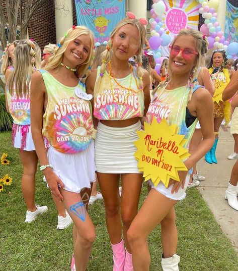 Kaitlyn Mahaney on Instagram: "walking on sunshine w the best fam and BDPC ☀️💕 #adpisunshine" Sunshine Bid Day Theme, Adpi Bid Day Themes, Walking On Sunshine Bid Day, Starlight Preppy, Sorority Aesthetic, Football Outfit, Rush Week, Sorority Ideas, Preppy College