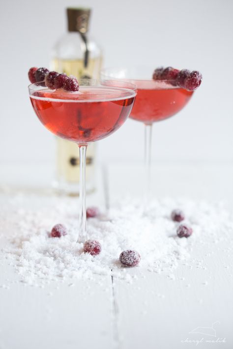 Cranberry-Elderflower Champagne Sparkler Champagne Sparklers, Cranberry Syrup, Elderflower Champagne, 40 Aprons, Holiday Cocktail, Cranberry Recipes, Champagne Cocktail, Pretty Drinks, 2000 Calorie Diet