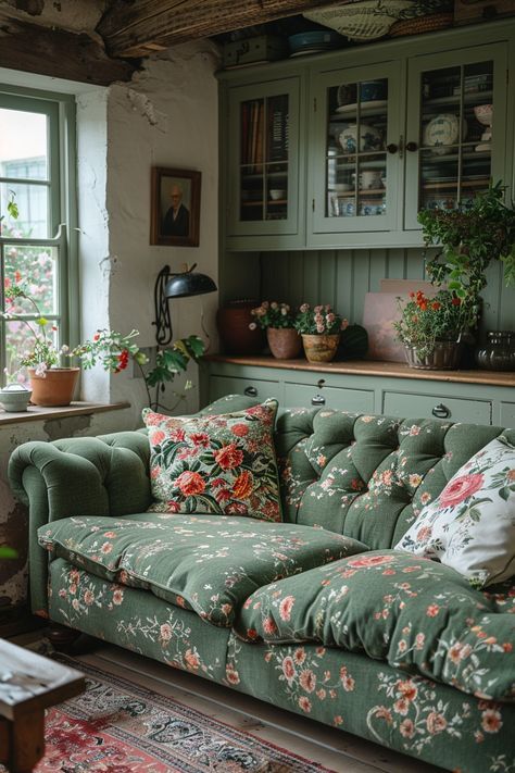 Cottage Core Sofa, Grandma Core Living Room, House Aestethic, Bree Core, Cottagecore Couch, Cottagecore Aesthetic Living Room, Cottage Core Living Rooms, Cottage Core Interior, Cottage Core Living Room