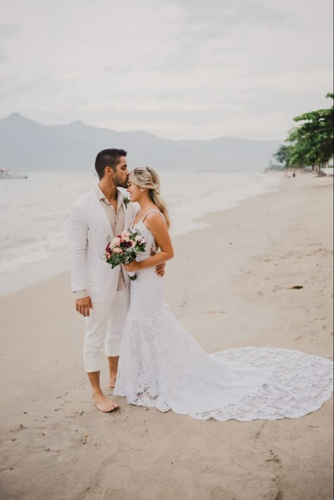 Beach Wedding Veil Ideas, Maldives Wedding Photography, Bride And Groom Pictures Beach, Beach Bridal Portraits, Beach Wedding Portraits, Beach Wedding Photos Poses, Beach Wedding Photo Ideas, Family Wedding Pictures, Wedding Pictures Beach