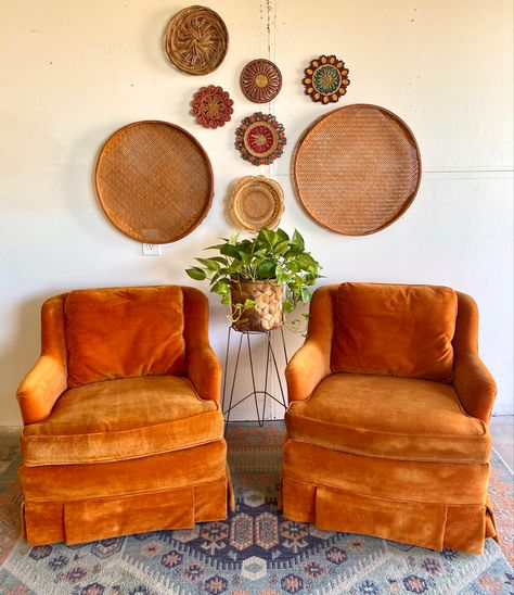 Orange Accent Chair Living Room, Vintage Chairs Living Room, Orange Velvet Chair, 70s Cottagecore Decor, Vintage Eclectic Living Room, Living Room 70s, Vintage Living Room Decor, 70s Living Room, 70’s Decor