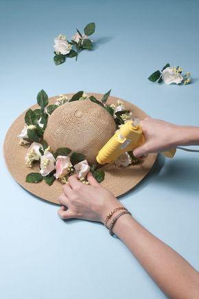 Diy Fashion Ideas, Straw Hat Crafts, Topper Floral, Diy Fashion Trends, Diy Fashion Projects, Hat Decoration, Floral Hat, Diy Fashion Clothing, Diy Hat