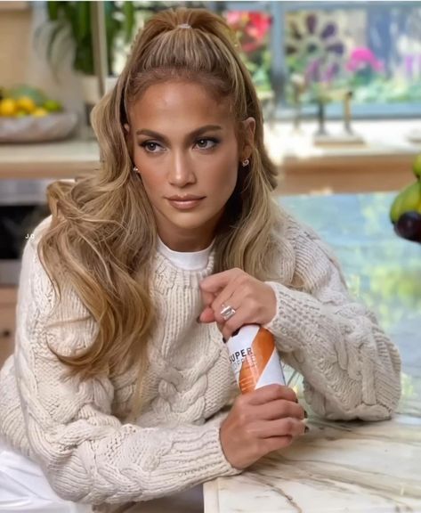 Curtain Bangs Jennifer Lopez, Jlo Honey Blonde Hair, Jennifer Lopez Blonde Hair, Jlo Long Hair, Jlo Hair Brown, Beyonce Hair Color Blonde, Jennifer Lopez Hair Color Honey Caramel, Jenifer Lopez Hair Color, Jlo Blonde Hair