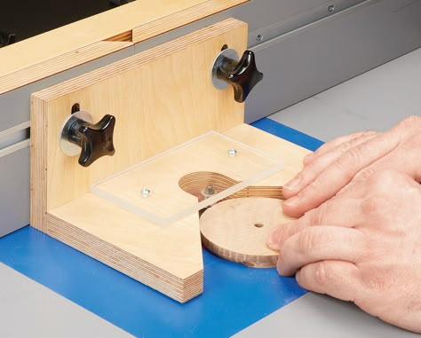 Want to Rout Small Pieces of Wood? Here's the Safest way Possible. Router Templates Patterns, Router Jigs Woodworking, Router Guide, Small Router, Mortising Machine, Diy Router, Router Jig, Woodworking Jig, Wood Shop Projects