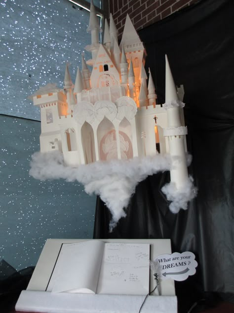 Paper Castle, Cardboard Castle, Book Art Sculptures, Castle Decor, Paper Carving, Elementary Art Projects, Creative Display, Plastic Crafts, A Castle