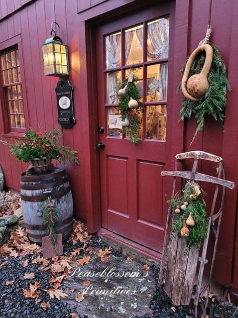 Primitive Outdoor Christmas Decorating, Colonial Outdoor Christmas Decor, Colonial House Christmas Outdoor Decor, Primitive Christmas Outdoor Front Porches, Prim Christmas Farmhouse, Primitive Fall Decor, Colonial Garden, Primitive Christmas Decorating, Colonial Christmas