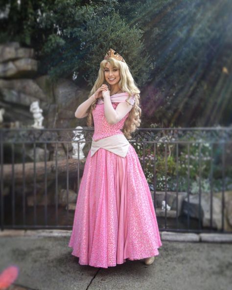 Aurora Disneyland, Sleeping Beauty Cosplay, Disney Face Characters, Princess Aurora, Face Characters, Disneyland, The Darkest, Sleeping Beauty, Aurora