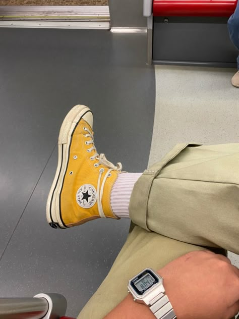 Yellow Converse Outfit, Converse Men Outfit, Converse Sunflower, Converse Orange, Orange Converse, Chuck 70s, Yellow Converse, Converse Outfit, Street Style Outfits Men