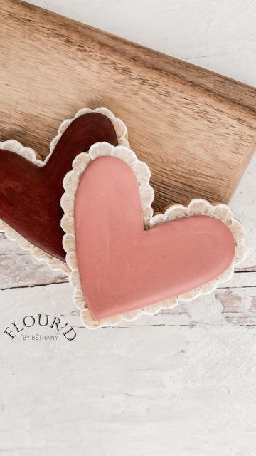 Bethany Vasconcellos on Instagram: "Simple scalloped heart cookie! Cookiecutter: scalloped heart #cookievideo #cookiedecorating #cookievideos #cookietutorial #heartcookies #royalicing #royalicingcookies #cookieart" Scalloped Heart Cookies, Heart Cookies Decorated, Decor Cookies, Valentine Sweets, Heart Sugar Cookie, Heart Cookie, Cookie Hacks, Cookie Videos, Cookie Tutorials