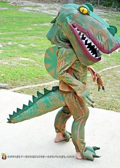 Awesome+Homemade+Spinosaurus+Dinosaur+Costume Diy Dinosaur Costume, Kids Dinosaur Costume, Foam Costume, Make A Dinosaur, Diy Dinosaur, Dinosaur Halloween Costume, Lego Halloween, Dinosaur Halloween, Lilo Und Stitch