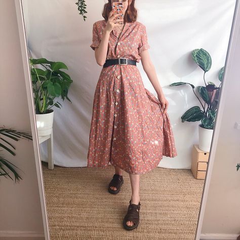 Spring Vintage Fashion Button-up Dresses, Cottagecore Short Sleeve Vintage Dress With Floral Print, Spring Vintage Button-up Midi Dress, Summer Cottagecore V-neck Dress, Retro Button-up Floral Print Dress, Style Savvy, Material Girls, Mode Vintage, Outfits Aesthetic