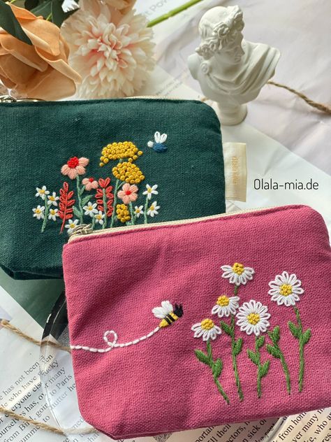 Compact and sophisticated, this hand-embroidered wallet from Olala Mia will be very convenient to put in your daily backpack or bag.  #olalamia #HandmadeBags #EmbroideredBags Hand Embroidery Bags Patterns, Embroidered Pouch Bags, Pouch Bag Design, Embroidery Wallet, Purse Embroidery, Nurse Drawing, Embroidered Wallet, Daily Backpack, Designer Knitting Patterns