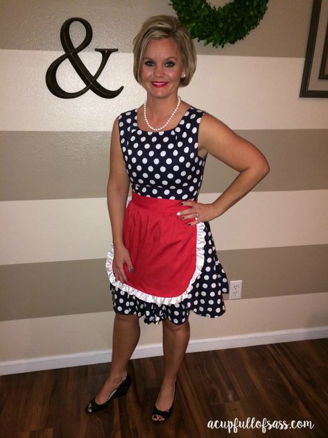 DIY 50's Housewife Halloween Costume. This was a hit at my party! Diy 50s Costume Women, Housewife Halloween Costume, 50s Costume Women, 50s Halloween Costumes, Housewife Outfit, Housewife Costume, Diy Adult Halloween Costumes, 50s Outfit, 50's Housewife