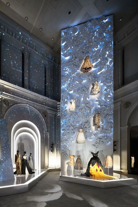 Fashion Pop Up Store Concept, Dior Seoul, Academy Design, Dior Designer Of Dreams, Dior Exhibition, Dior Store, Fashion Museum, Christian Dior Designer, Fashion Showroom