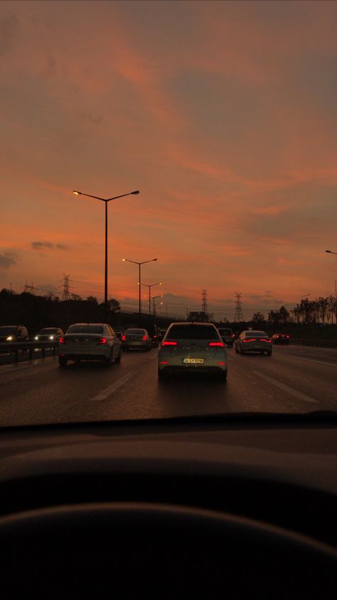 Cars In Sunset, Road Sunset Aesthetic, Car Aesthetic Pics, Car Trip Aesthetic, Car Sunset Aesthetic, Car Sunset, Driving Aesthetic, Aesthetic Road, Sunset Road