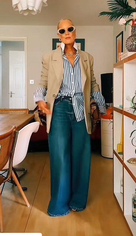 Jean Professional Outfit, Art Gallery Event Outfit, Light Jeans Outfit Work, Blazer Outfits Midsize, Blue Outfit Women, Village Outfit, Jeans And Blazer Outfit, Chic Denim Outfits, Light Jeans Outfit