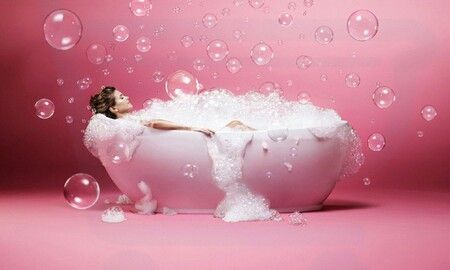 This picture makes me think of bubble gum.  There's the actual bubbles, floating up from the tub.  And then there's the bubble gum pink color scheme.  This looks so very luxurious. Diy Bubble Bath, Green Tea Bath, Green Tea Detox, Green Tea Bags, Bath Recipes, Champagne Bubbles, Brazilian Waxing, Diy Beauty Recipes, Tickled Pink