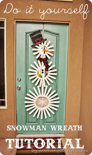 DIY holiday Sunburst Snowman Wreath! Snowmen Ideas, Diy Christmas Door Decorations, Christmas Doors, Snowflake Decor, Diy Christmas Door, Clothespin Crafts, Christmas Door Decoration, Snowman Door, Diy Snowman