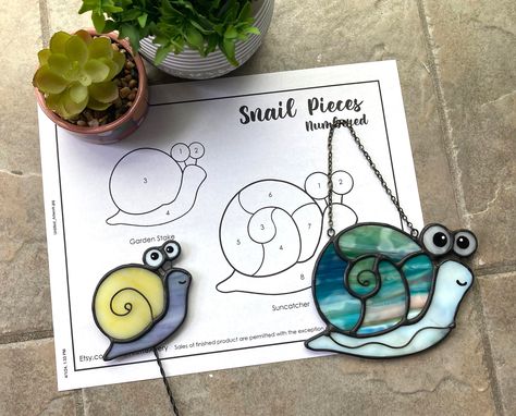 Stained Glass Magnets, Stained Glass Snail, Suncatcher Patterns, Plant Sticks, L'art Du Vitrail, Glass Magnets, Glass Inspiration, Stained Glass Crafts, Bird Artwork