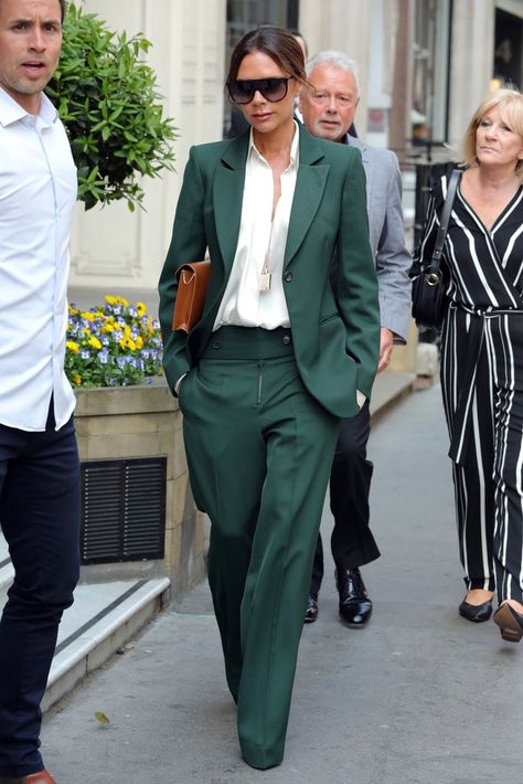 Victoria Beckham Just Bohemian-ized the Heck Out of Her Pantsuit With 1 Key Accessory Viktoria Beckham, Style Victoria Beckham, Victoria Beckham Outfits, Dress Code Casual, Victoria Beckham Style, Green Suit, Smart Casual Outfit, Business Outfit, Suit Pants