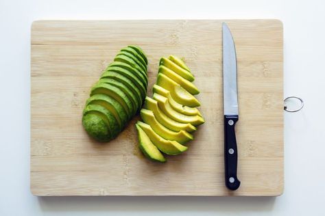 A Safe and Easy Way to Peel an Avocado Like a Pro How To Store Avocado, Unripe Avocado, Best Avocado Recipes, Popular Healthy Recipes, How To Cut Avocado, Fresh Avocado, Acidic Foods, Candida Diet, Inflammatory Foods