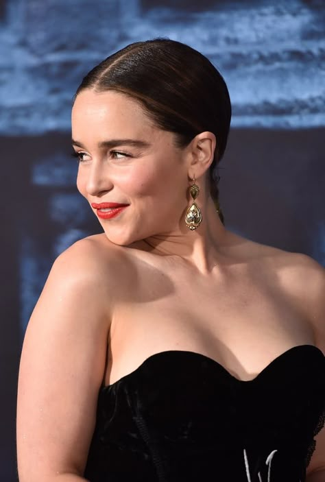 Emilia Clarke Pics, Emilia Clarke Daenerys, Emilia Clarke Daenerys Targaryen, Revealing Dresses, Beautiful Arms, Seven Kingdoms, Emily Bett Rickards, Mother Of Dragons, Emilia Clarke