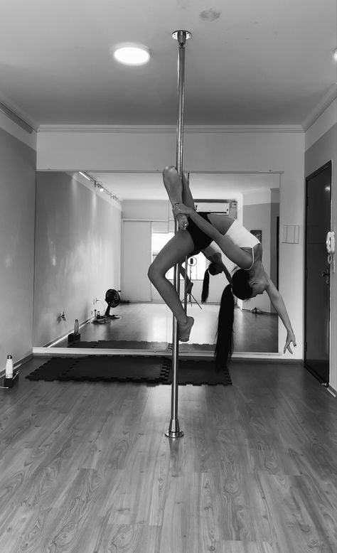 Pool Dancing, Pole Pictures, Pole Dance Aesthetic, Pole Aesthetic, Carmen Aesthetic, Pole Poses Photo Shoots, Pole Fitness Moves, Pole Poses, Pool Dance