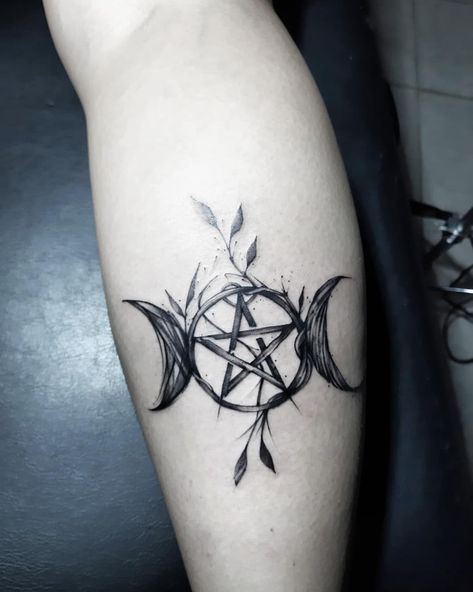 Magick Tattoo, Serious Tattoos, Pentacle Tattoo, Gold Tattoo Ink, Wicca Tattoo, Pentagram Tattoo, Nature Tattoo Ideas, Tattoo Perna, Witchcraft Tattoos