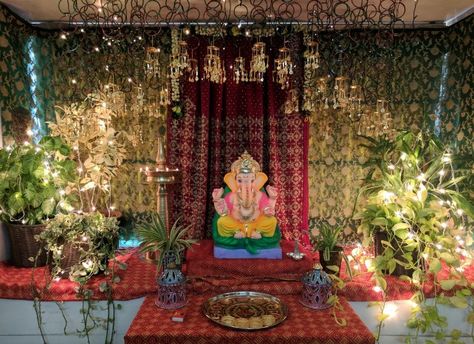 DIY Ganpati decoration using sarees and bangles Sari Decoration Ideas, Rakshabandhan Decoration Ideas, Ganesha Festival Decoration Ideas, Rakshabandhan Decoration, Creative Ganpati Decoration, Flower Decoration For Ganpati, Eco Friendly Ganpati Decoration, Ganpati Decoration Ideas, Ganpati Decoration Theme