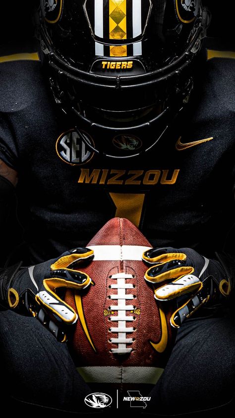 Mizzou Tigers Wallpaper, High School Football Photography, Football Hype Pictures, Nfl Media Day, Football Locker Room Photoshoot, Mizzou Wallpaper, Media Day Football, Media Day Poses Football, Football Poses For Pictures