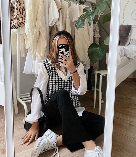 Houndstooth Sweater Outfit, Flare Sweats, Sweater Vest Outfit Women, Pattern Sweater Vest, Sweater Vest Outfit, Vest Outfit, Korean Fashion Outfits, Stylish Winter Outfits, Sweater Vests